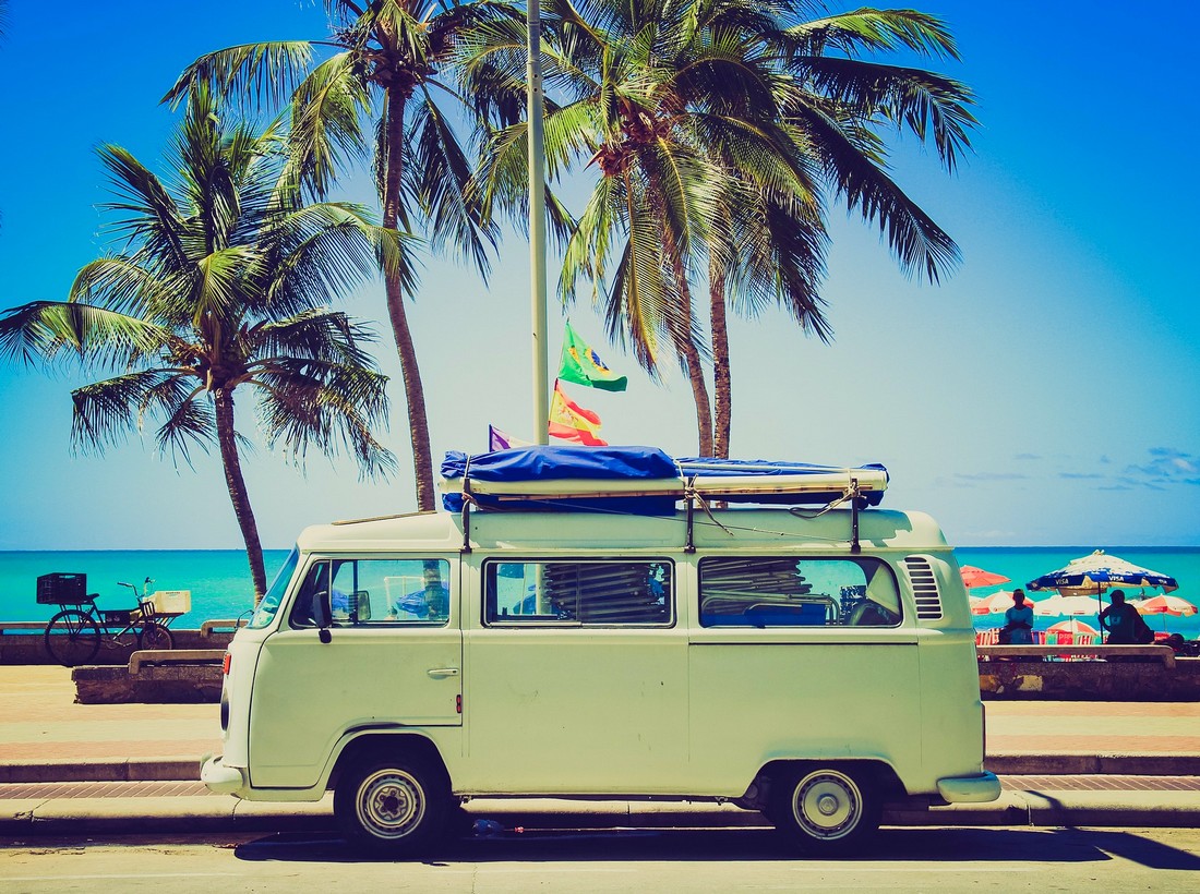 camper-fourgonnette-ete-palmier-vacances-plage-hippie